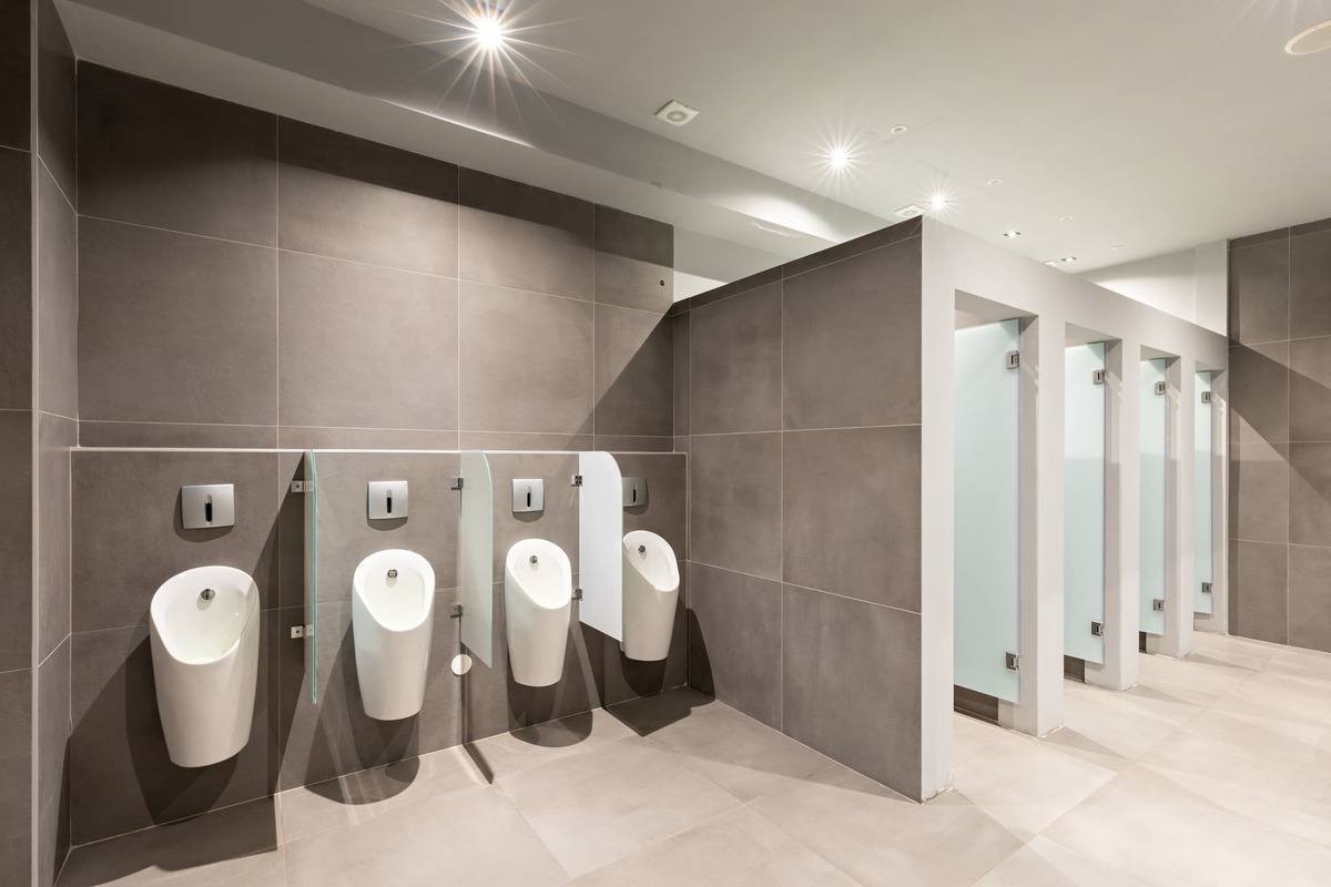 Salle de toilette pour homme avec des urinoirs