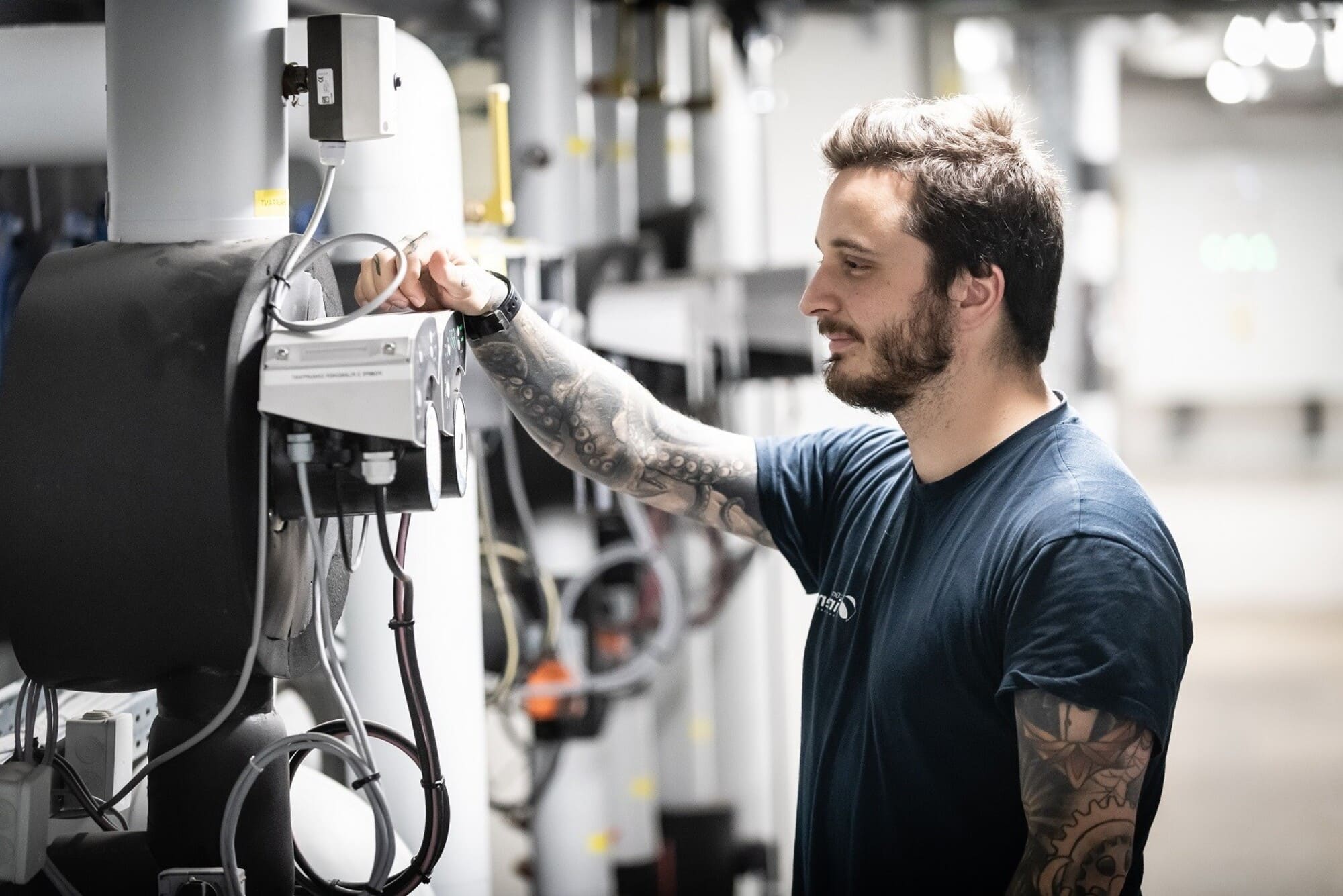 Technicien Vincentz devant un compteur électrique